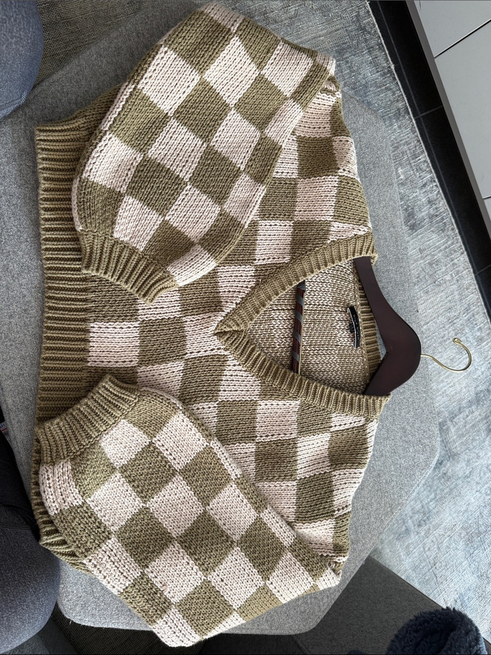 Chunky Check V-Neck Sweater in Olive & Cream